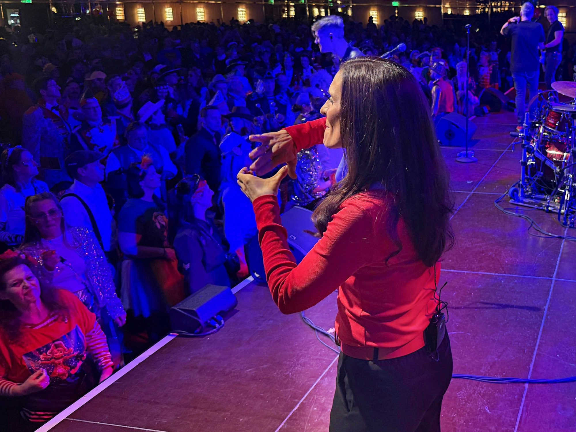 Aline Ackers steht als Dolmetscherin für Gebärdensprache auf der Bühne.