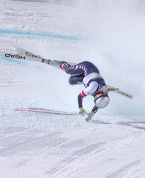 Skifahrerin Lindsey Vonn überschlägt sich beim Olympischen Abfahrts-Rennen in Cortina d'Ampezzo.