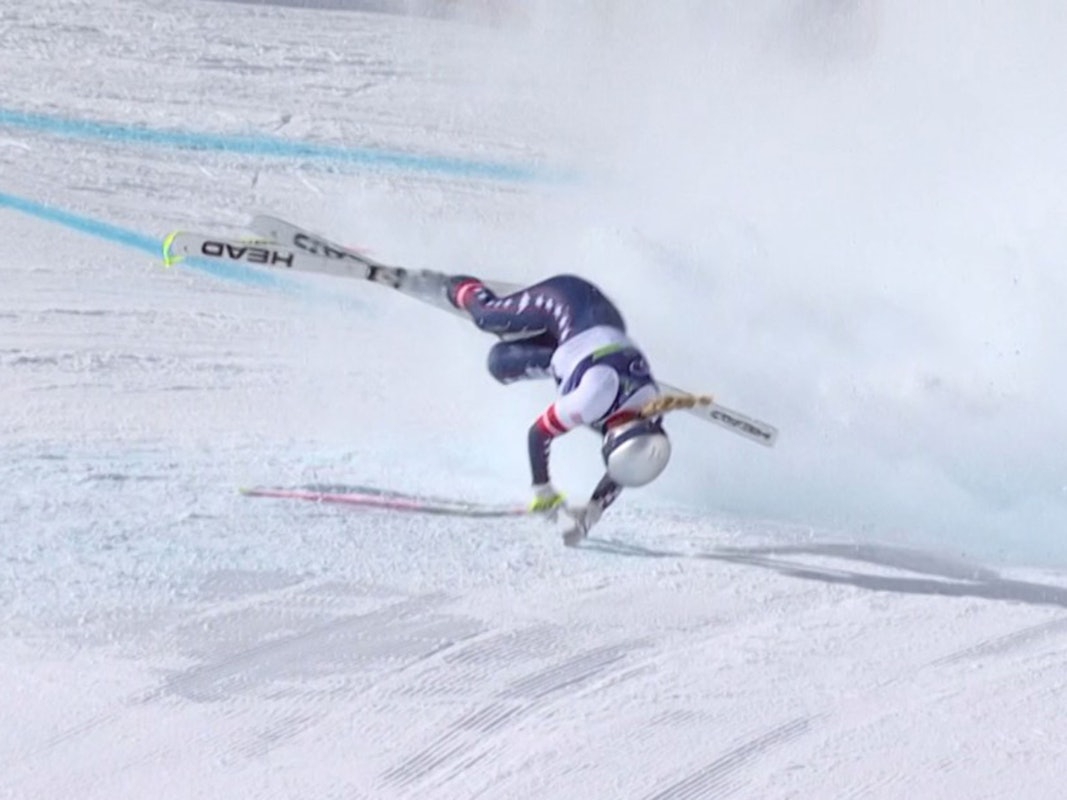 Skifahrerin Lindsey Vonn überschlägt sich beim Olympischen Abfahrts-Rennen in Cortina d'Ampezzo.