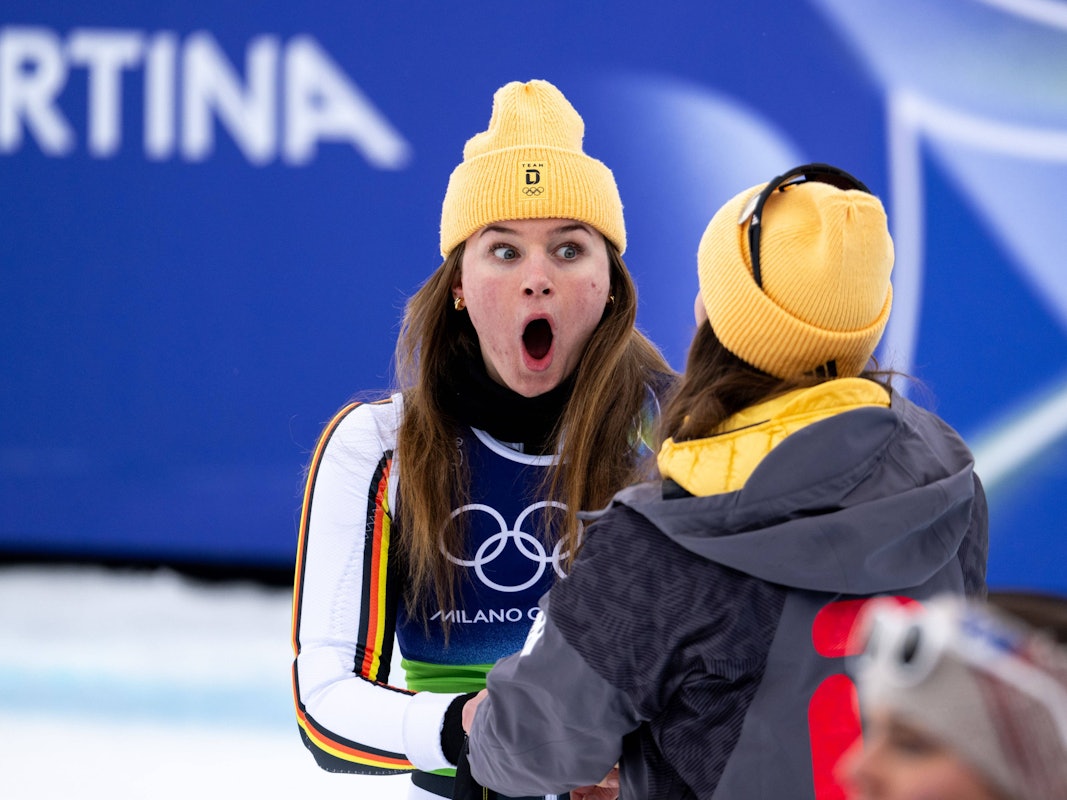 Emma Aicher reißt die Augen weit auf.