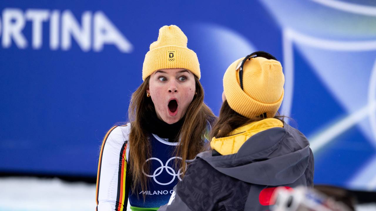 Emma Aicher reißt die Augen weit auf.