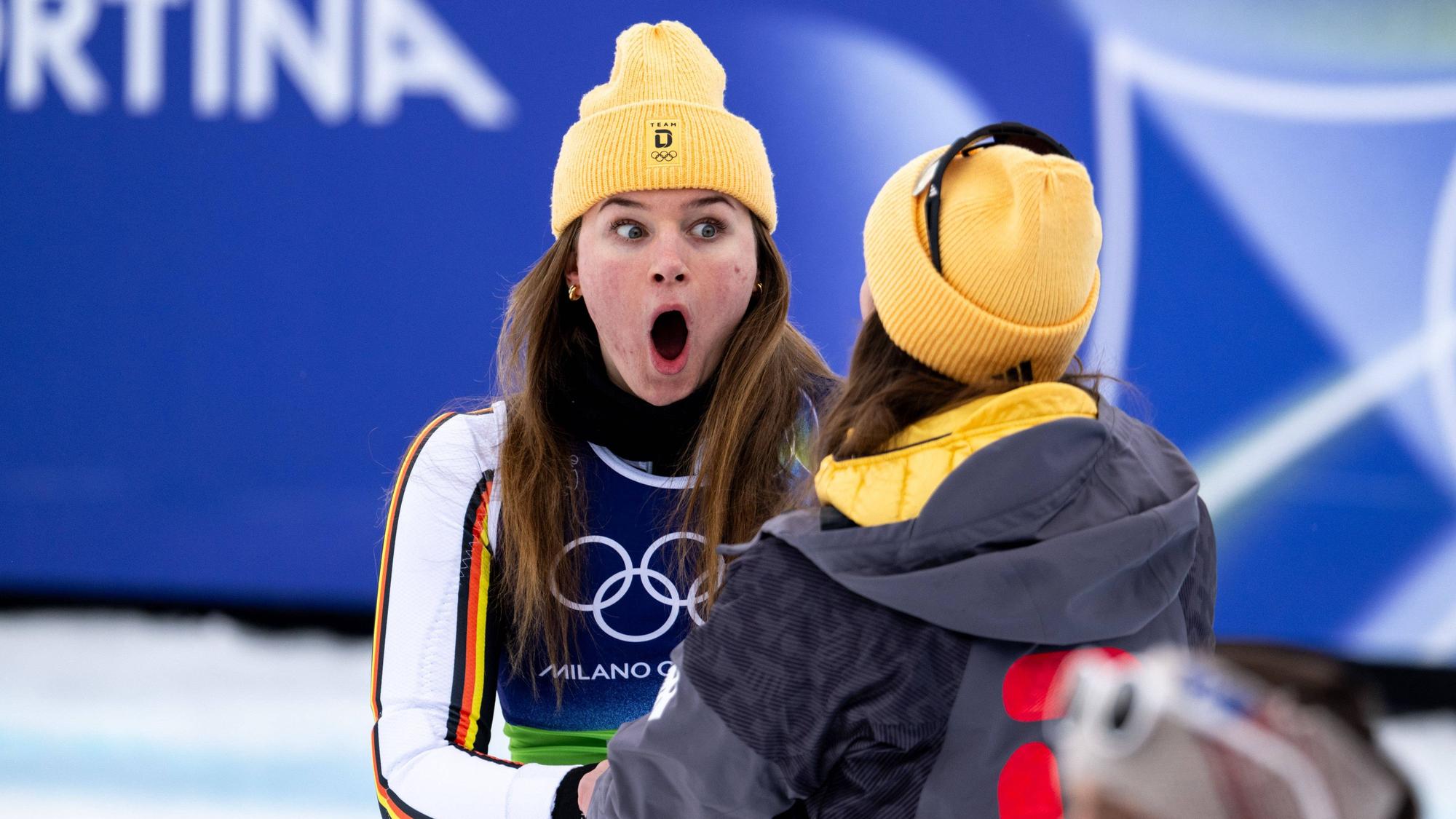 Emma Aicher reißt die Augen weit auf.