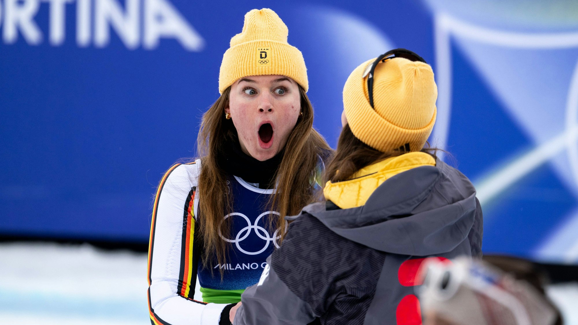 Emma Aicher reißt die Augen weit auf.