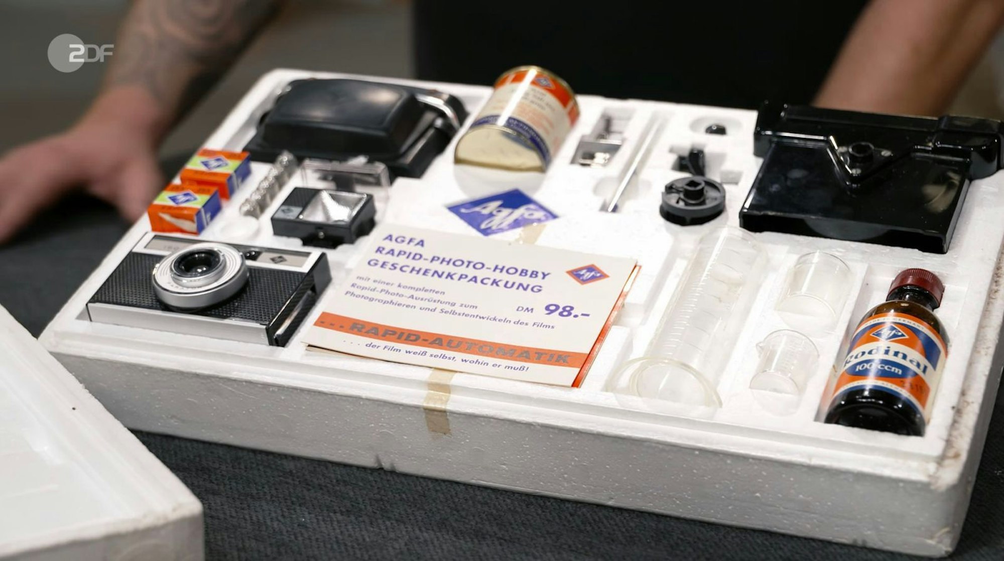 Als weiteres Objekt der Sendung wurde ein Kamera-Set „Rapid Photo-Hobby“ von Agfa, samt Entwickler-Box vorgestellt.
(Bild: ZDF)