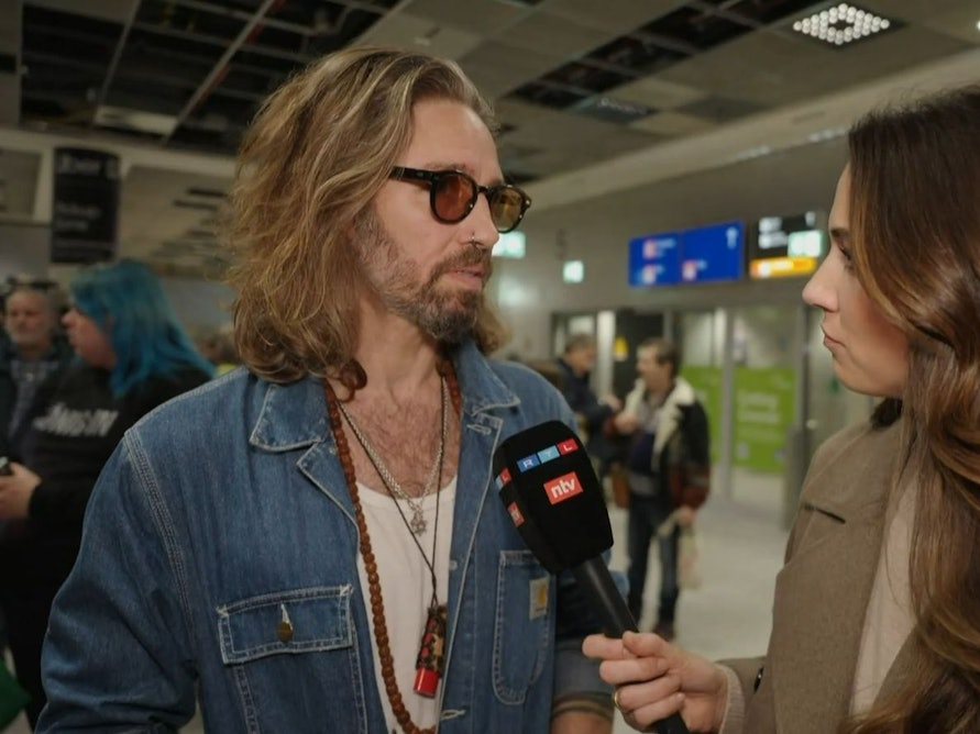 Gil Ofarim wurde am Frankfurter Flughafen von RTL-Reporterin Sabrina Ilski befragt. (Bild: RTL)