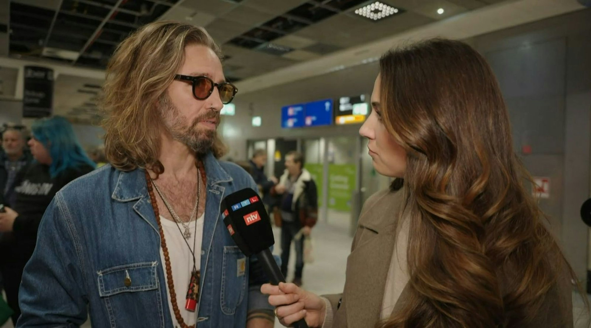 Gil Ofarim wurde am Frankfurter Flughafen von RTL-Reporterin Sabrina Ilski befragt. (Bild: RTL)