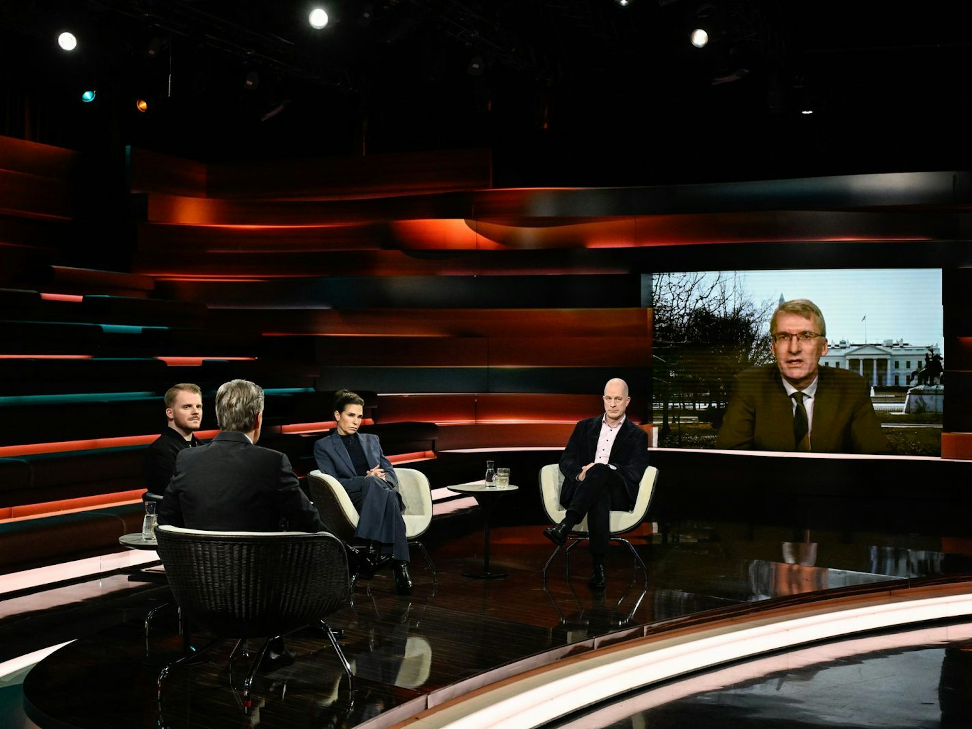 US-Experte Elmar Theveßen (rechts) war ins „Markus Lanz“-Studio zugeschaltet. (Bild: ZDF / Markus Hertrich)