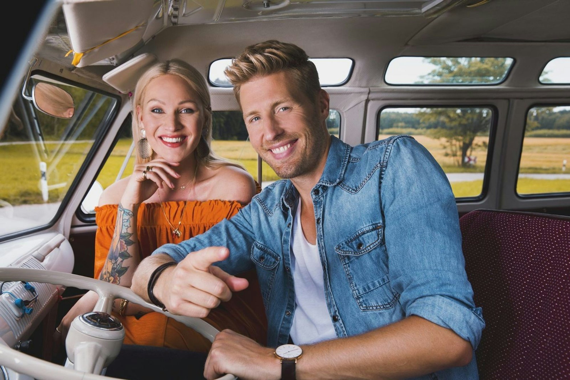 Auch im „Schlagerbulli“ (SAT.1) wurde unter Evelyn Weigert und Maximilian Arland viel gesungen. (Bild: SAT.1 Gold / Jens Hartmann)