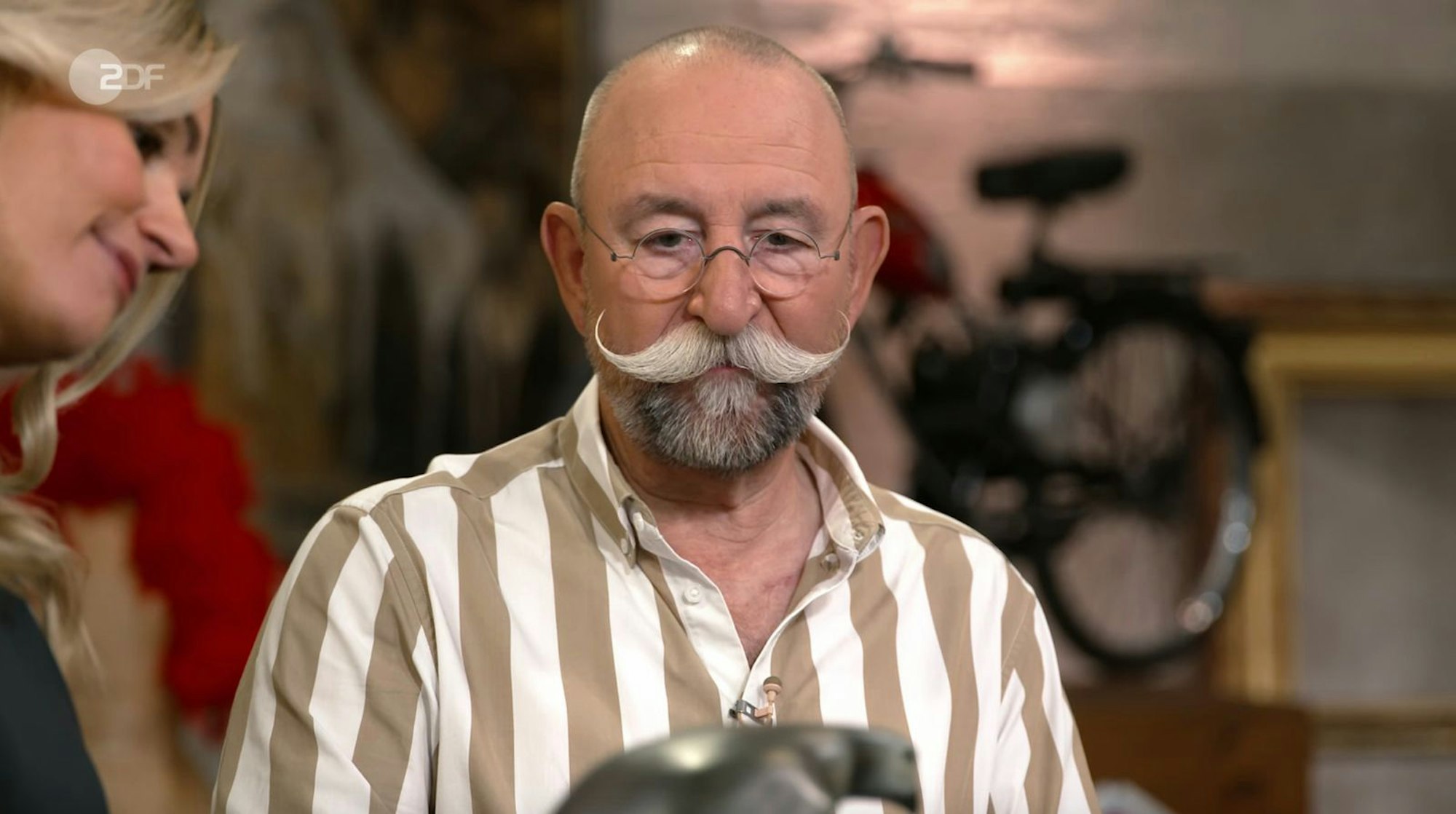 „Ich werden ihn vermissen“, gestand die Verkäuferin in der Mittwochsausgabe der ZDF-Trödelshow „Bares für Rares“ mit Horst Lichter. (Bild: ZDF)