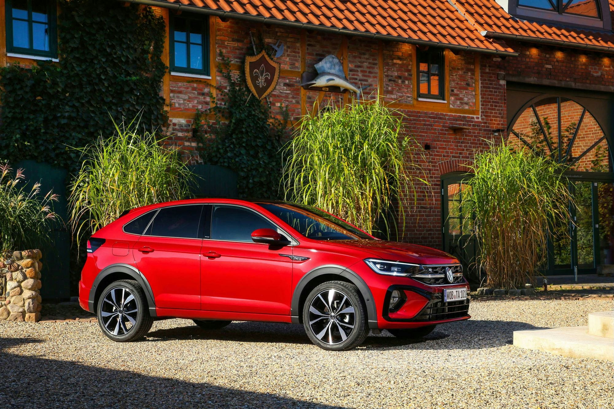 VW Taigo im Mittelpunkt mit roter Farbe (Exterieurshot)