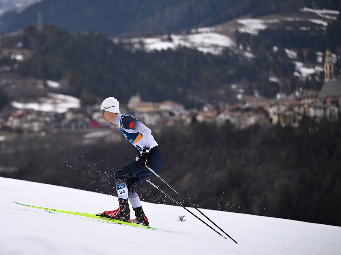 Zhao Zihe läuft bei der Nordischen Kombination über die Strecke.