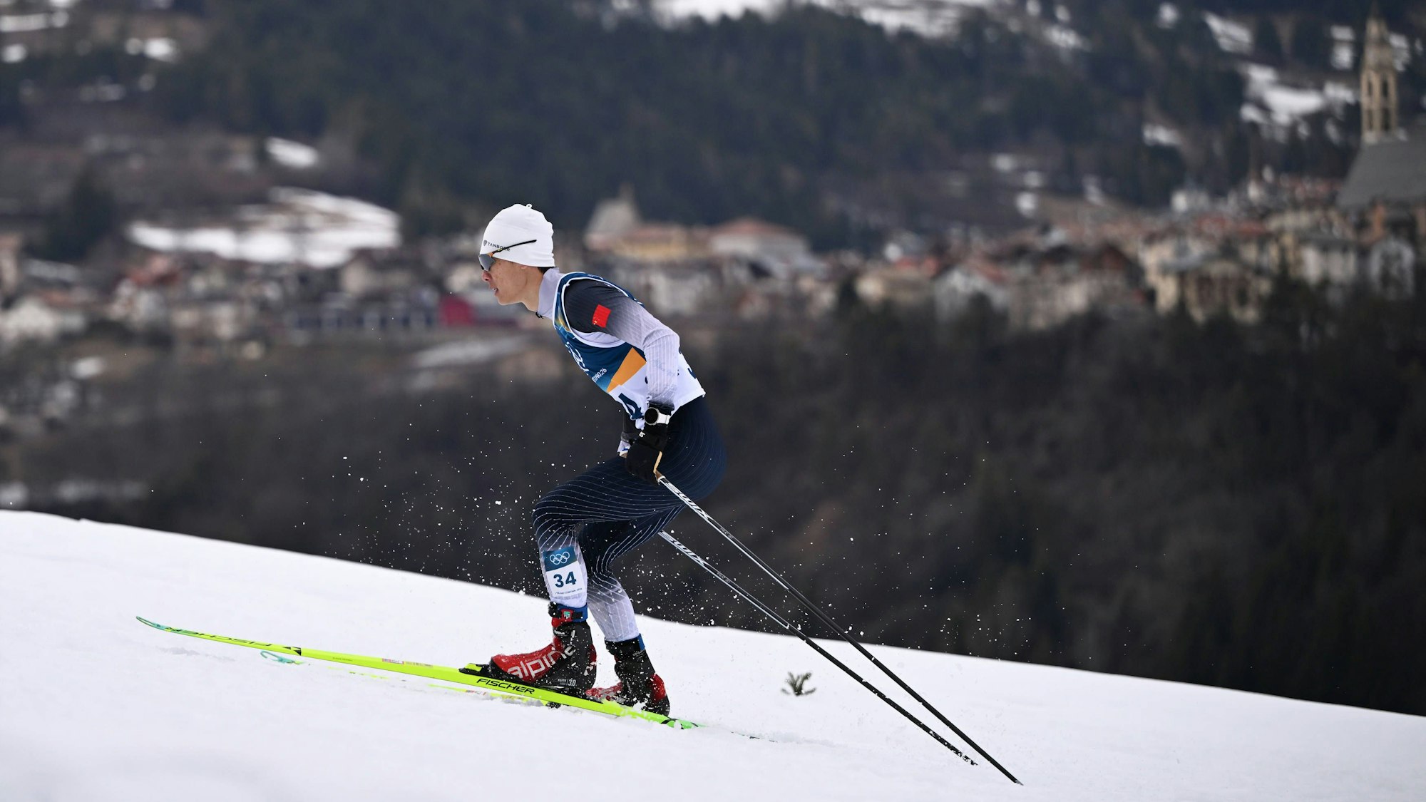 Zhao Zihe läuft bei der Nordischen Kombination über die Strecke.