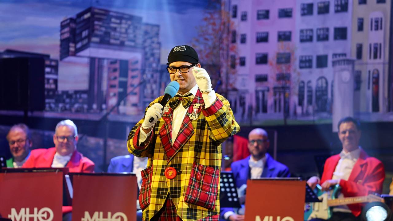 Marc Metzger steht im Gürzenich auf der Bühne.