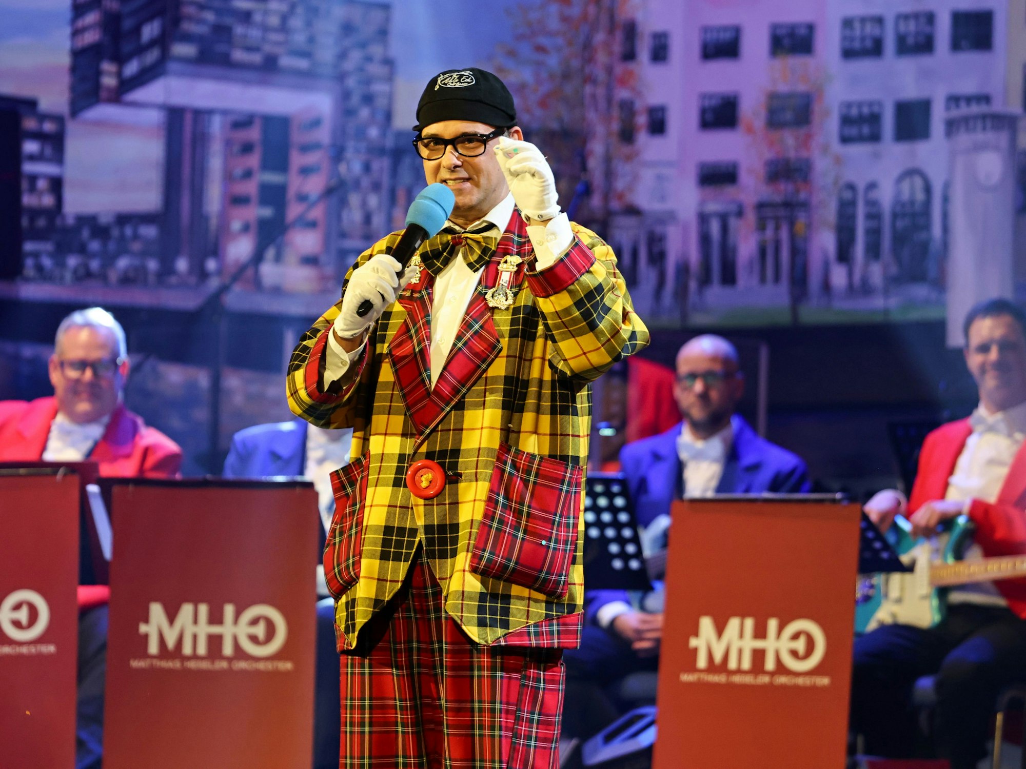 Marc Metzger steht im Gürzenich auf der Bühne.