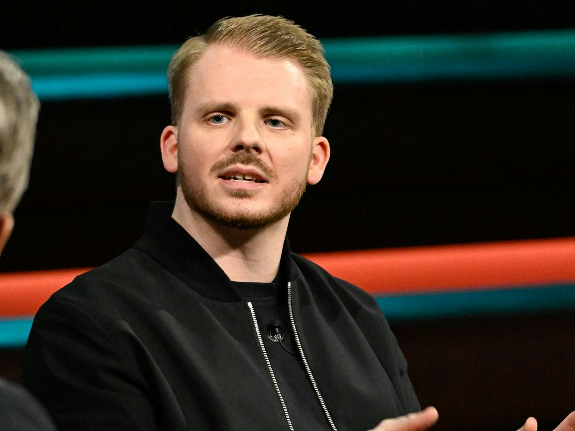 „Ich will, dass es eine Gerechtigkeit gibt gegenüber denen, die arbeiten gehen, weil die momentan alles ausbaden müssen“, erklärte Tim Klüssendorf. (Bild: ZDF / Markus Hertrich)