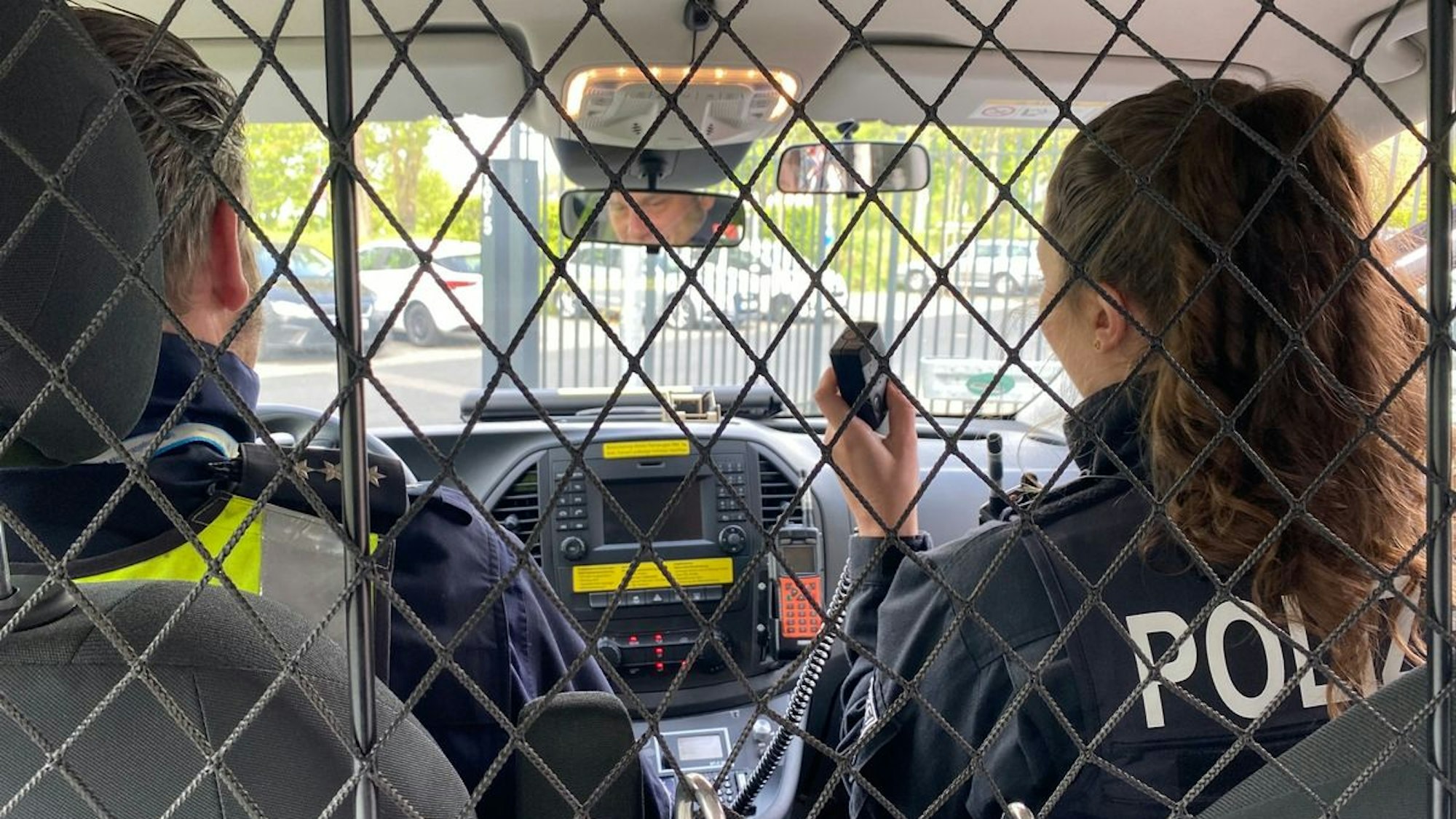 Blick aus einem Polizeiauto auf die Straße.