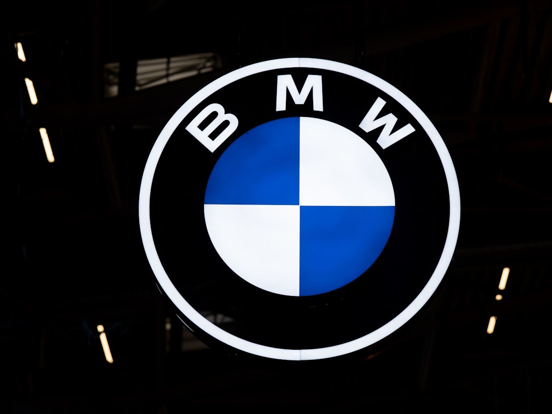 Das Logo von BMW während der Internationalen Automobil-Ausstellung (IAA Mobility) am Messestand von BMW.