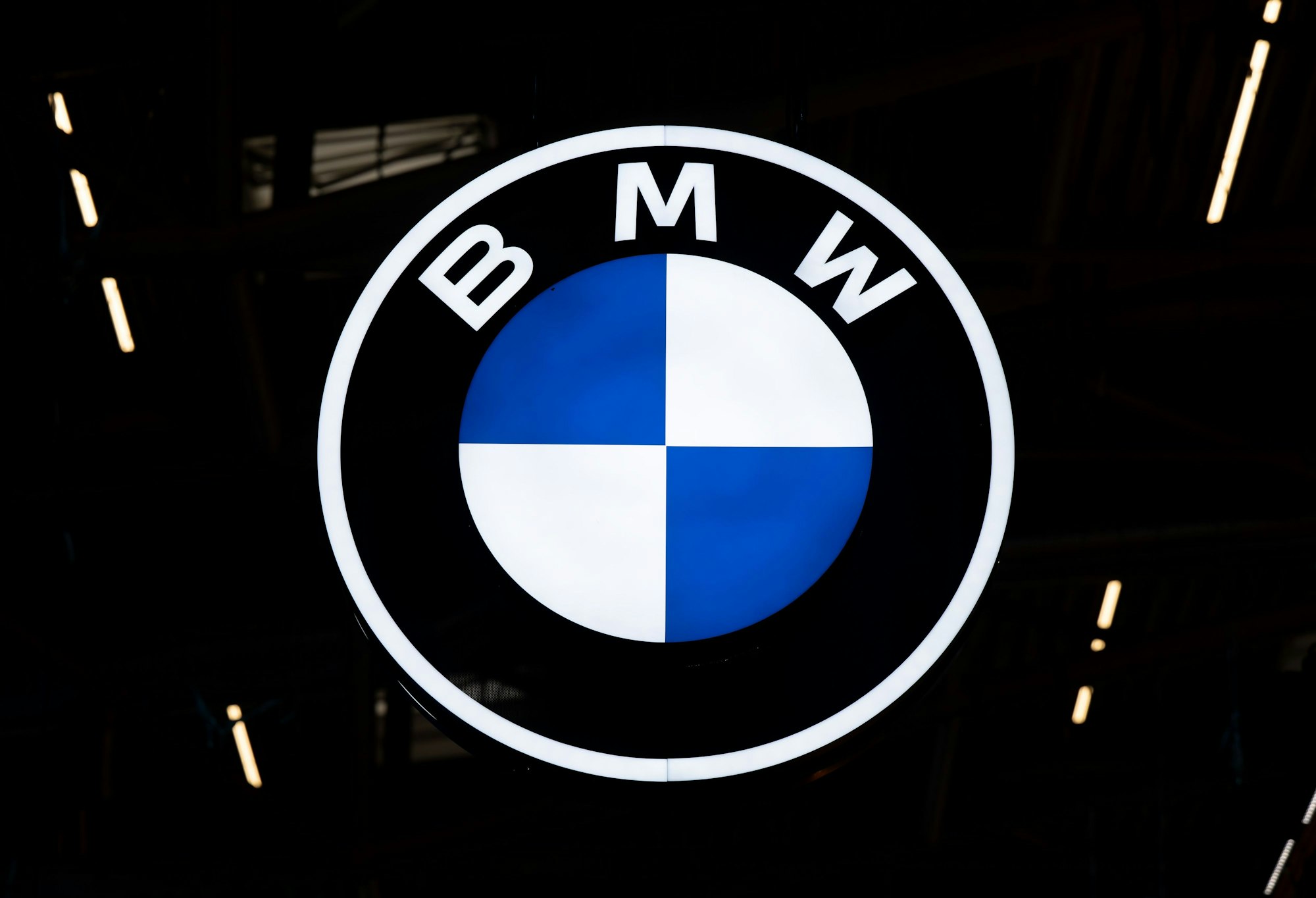 Das Logo von BMW während der Internationalen Automobil-Ausstellung (IAA Mobility) am Messestand von BMW.