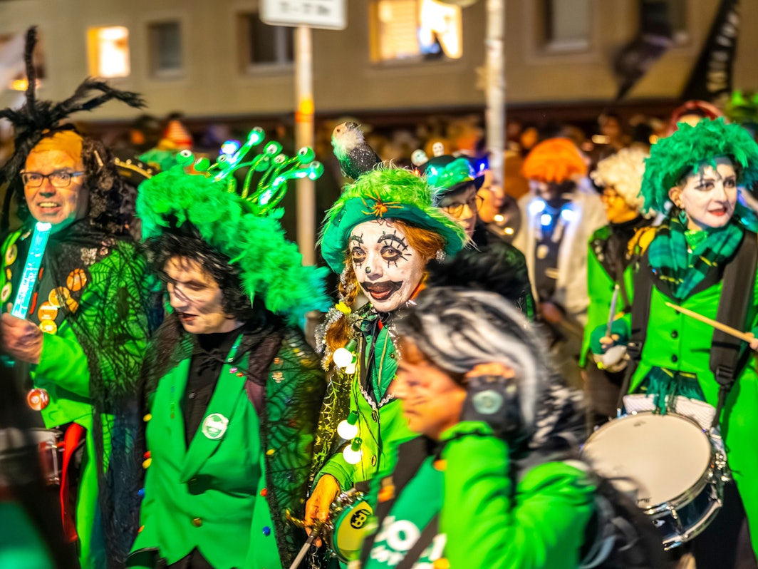 Teilnehmende am Geisterzug in Köln.