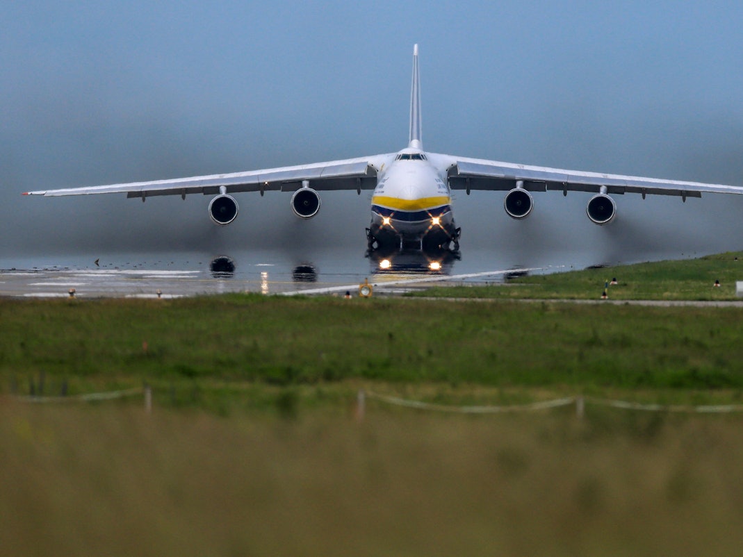 Eine Antonow 124 (An-124), eines der größten Frachtflugzeuge der Welt (Archivfoto).