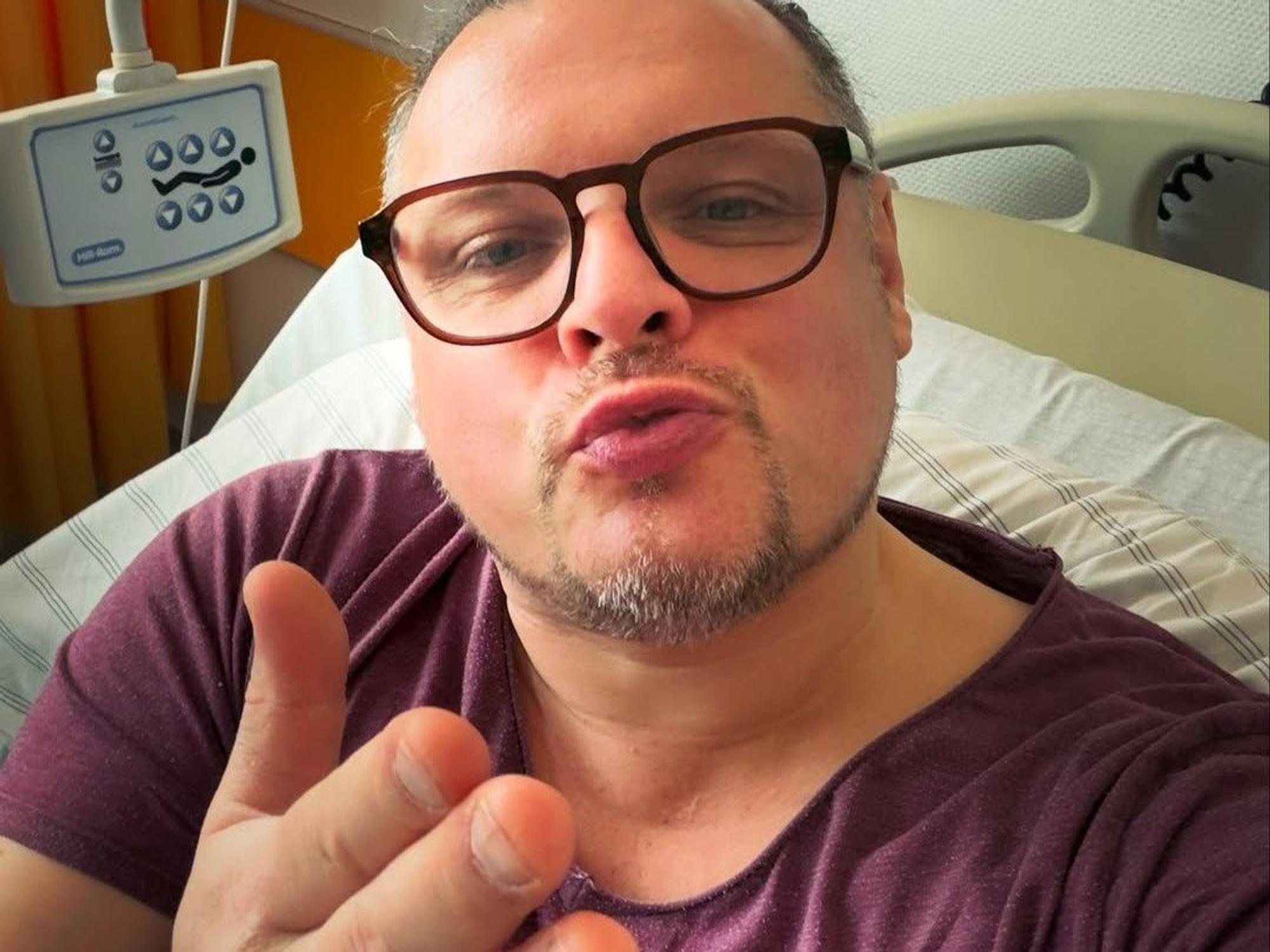 Micha Hirsch liegt in einem Krankenhausbett.