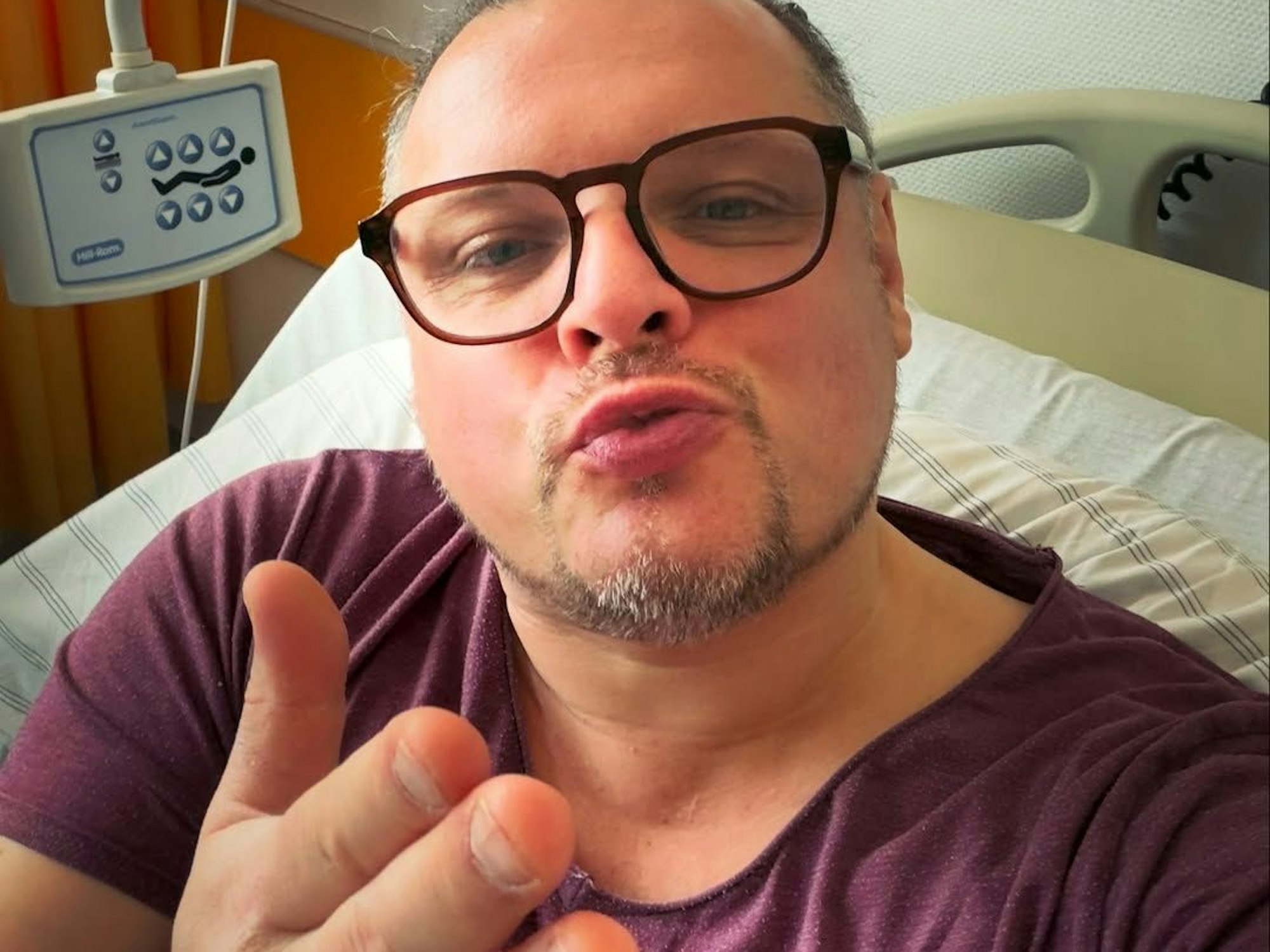 Micha Hirsch liegt in einem Krankenhausbett.