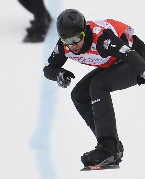 Cameron Bolton bei einem Sprug mit dem Snowboard