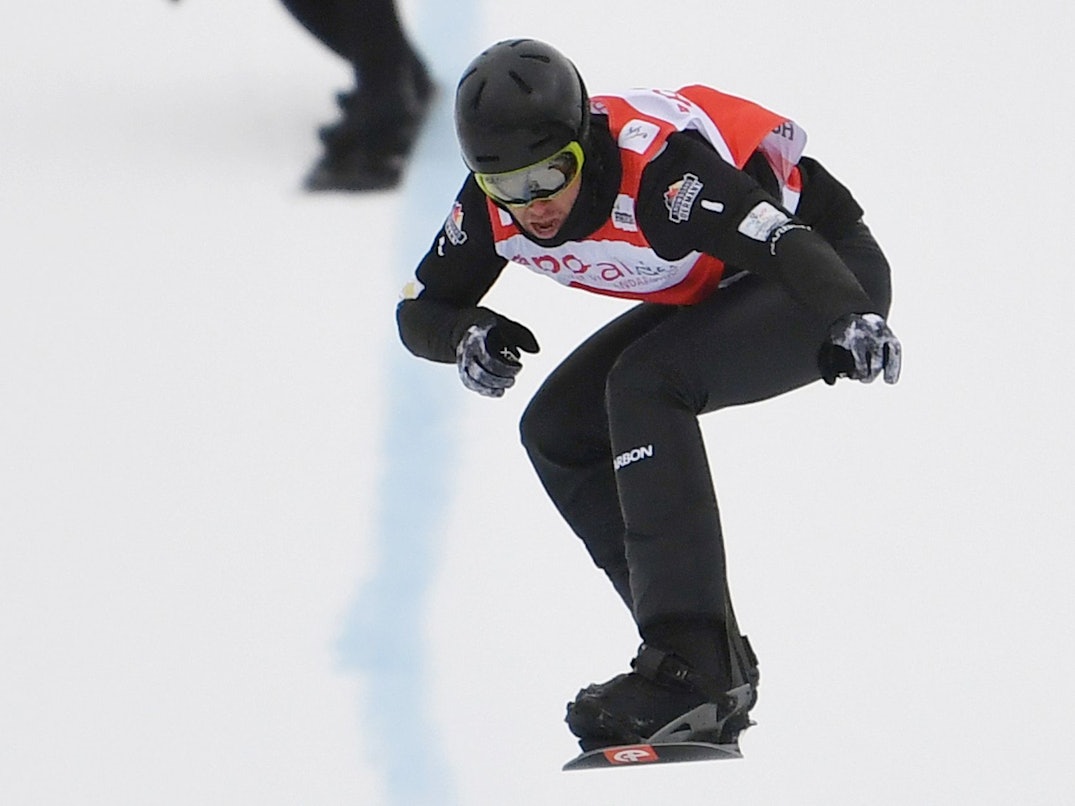 Cameron Bolton bei einem Sprug mit dem Snowboard