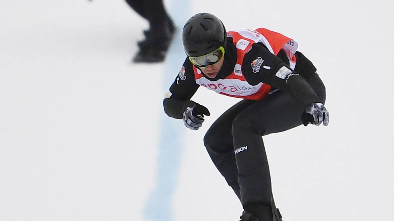Cameron Bolton bei einem Sprug mit dem Snowboard