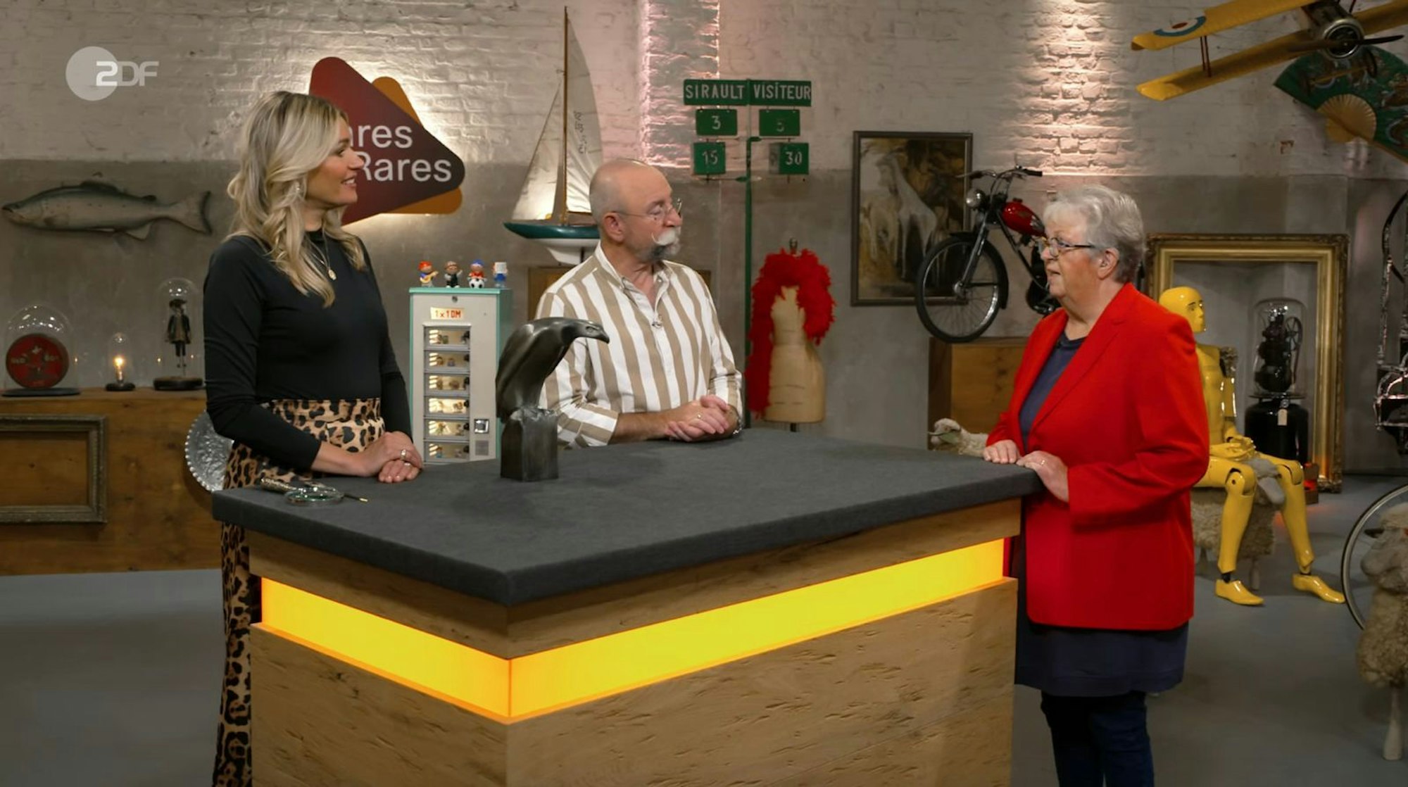 Ingeborg aus Dormagen brachte eine außergewöhnliche Tierskulptur mit, die sie bereits seit 70 Jahren begleitet. (Bild: ZDF)