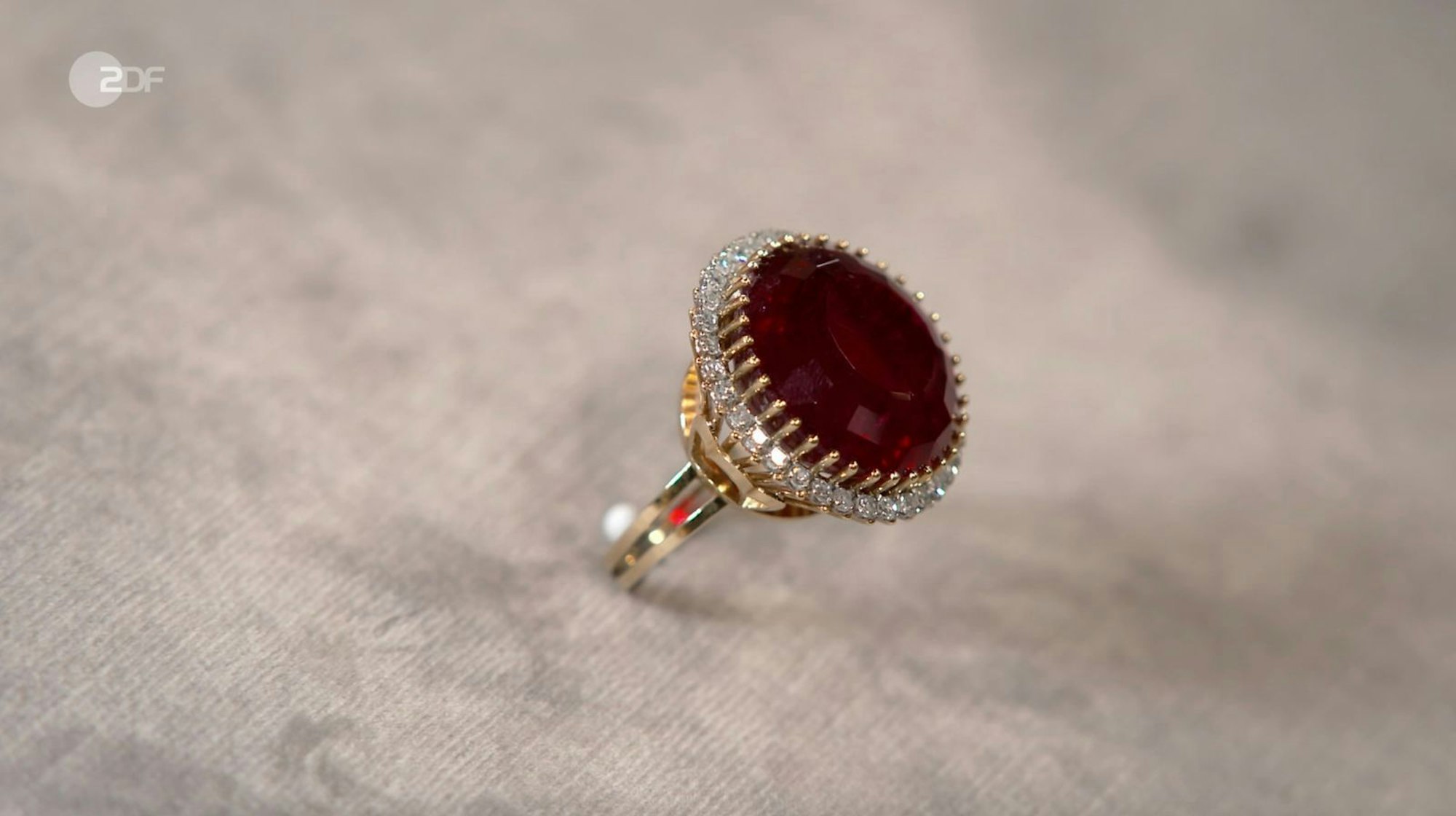 Diesen Ring aus 750er Gold, mit großem Rubellit und Diamanten datierte Heide Rezepa-Zabel in den 1960er Jahren. (Bild: ZDF)