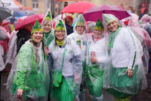 Wilhelmplatz in Nippes an Weiberfastnacht.