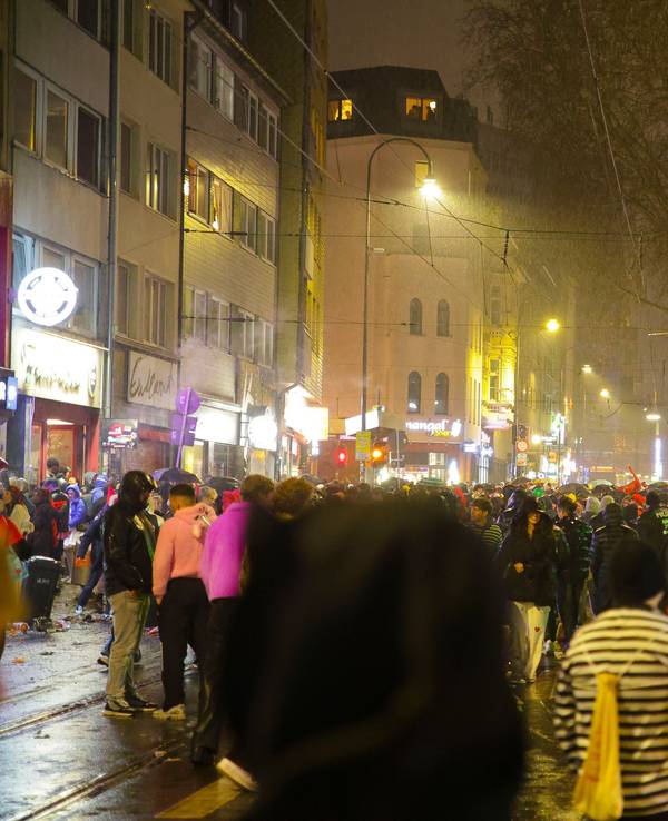 Menschen sind auf einer Straße unterwegs.