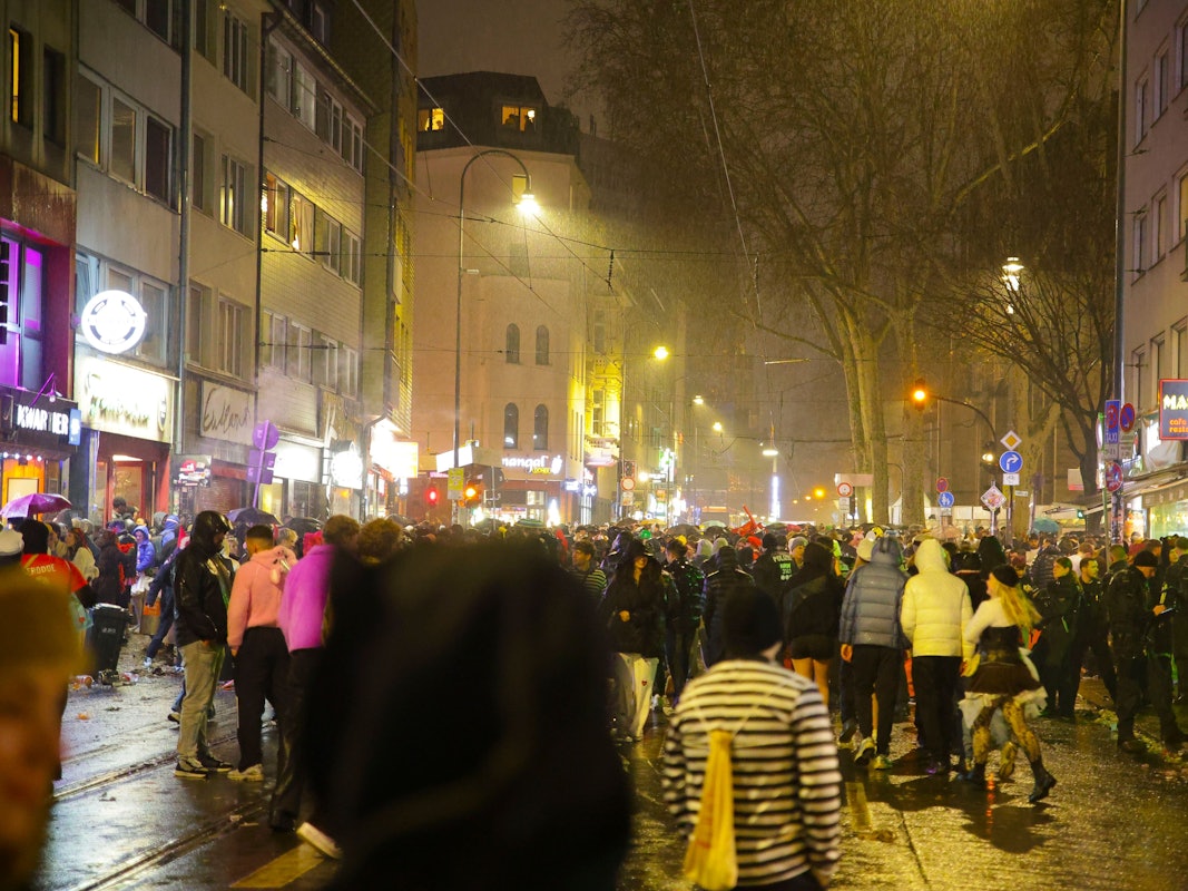 Menschen sind auf einer Straße unterwegs.