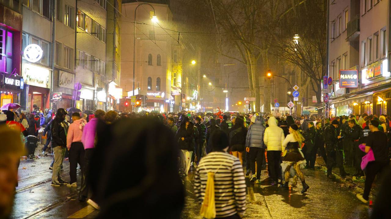Menschen sind auf einer Straße unterwegs.