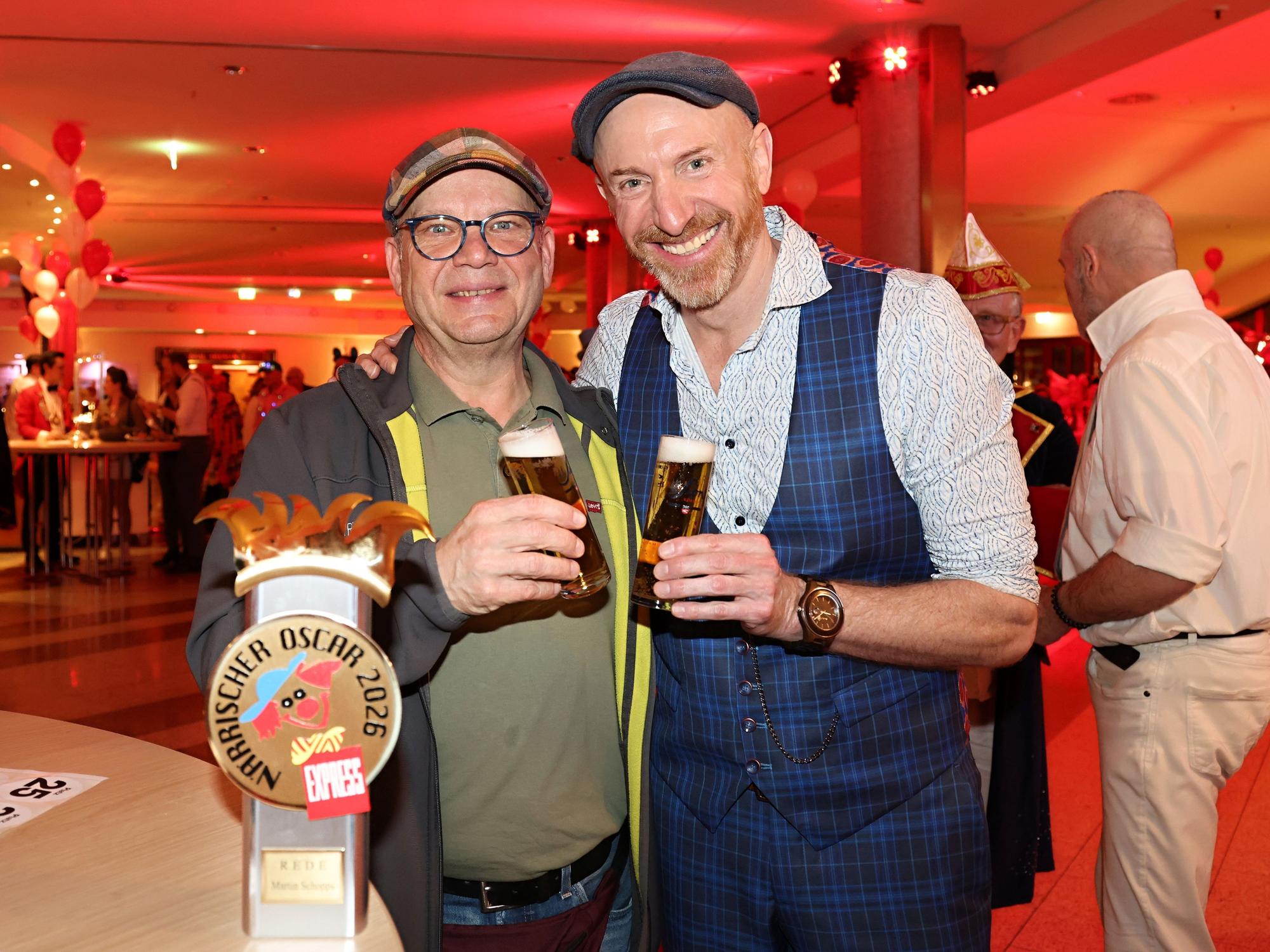 Martin Schopps stößt mit Markus Blum an.