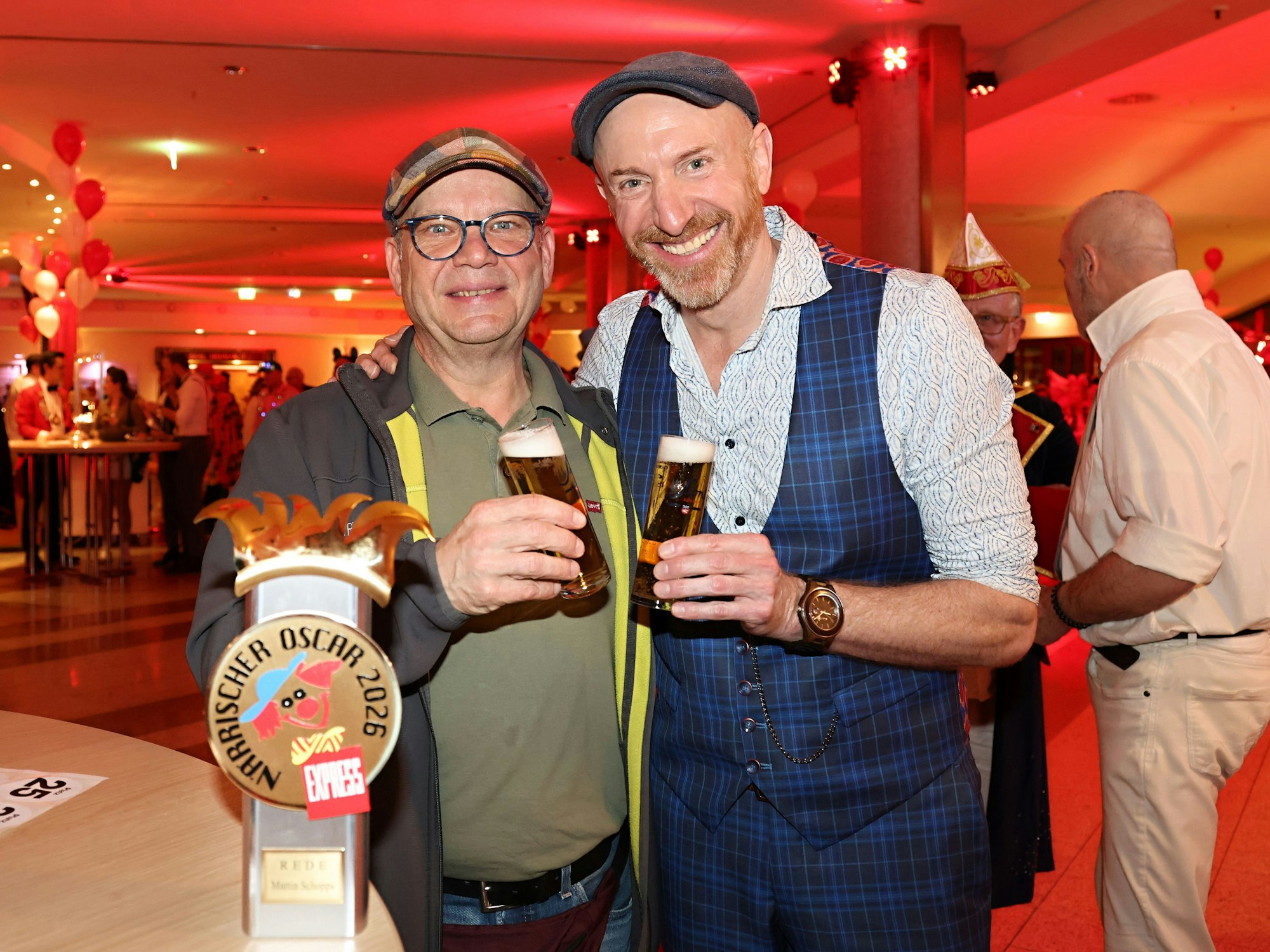 Martin Schopps stößt mit Markus Blum an.