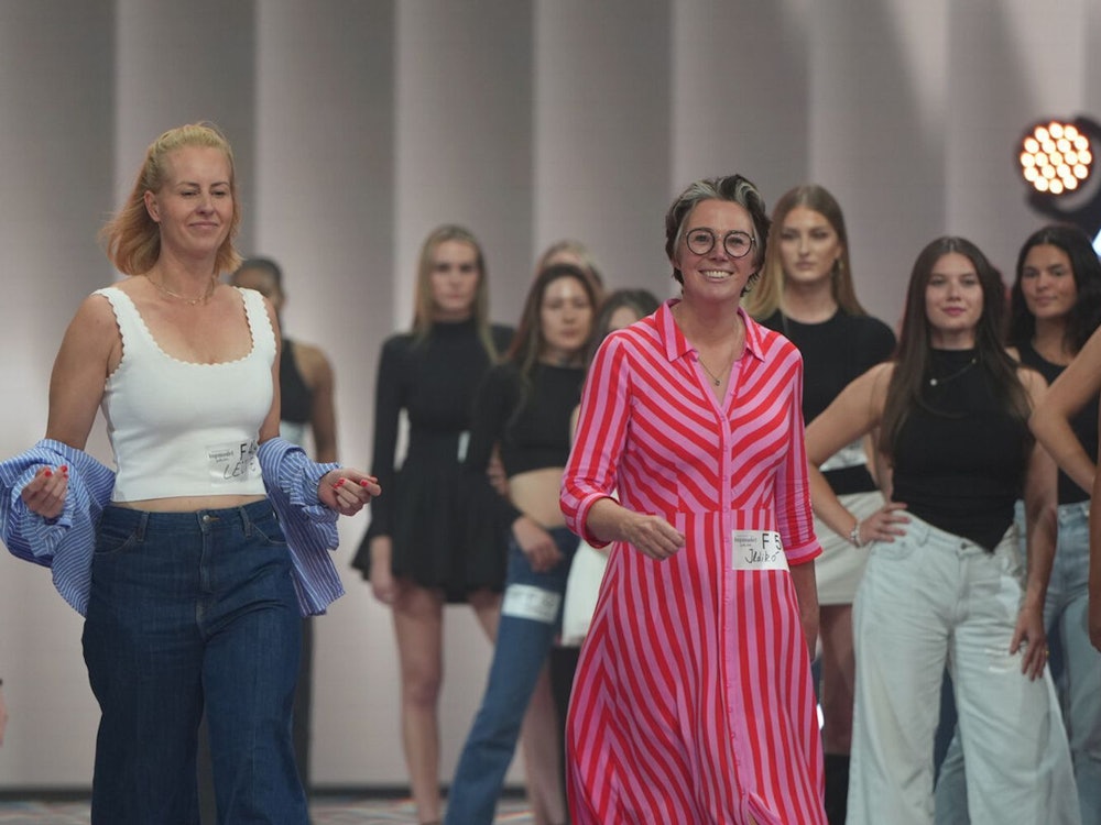 Schrifstellerin Ildikó von Kürthy (Mitte) tritt beim Casting an. (Bild: ProSieben/Daniel Graf)