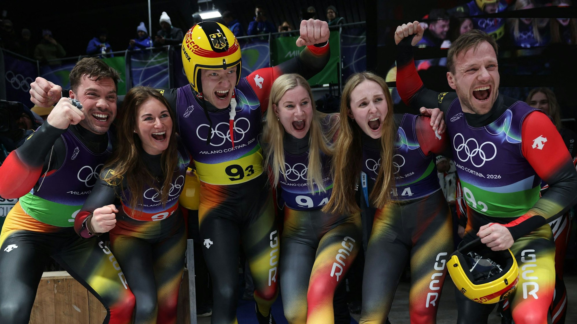 Die deutsche Rodel-Staffel jubelt im Ziel.