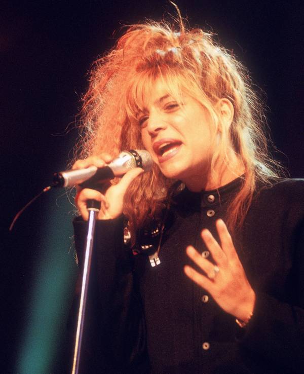 Taylor Dayne singt in ein Mikro.