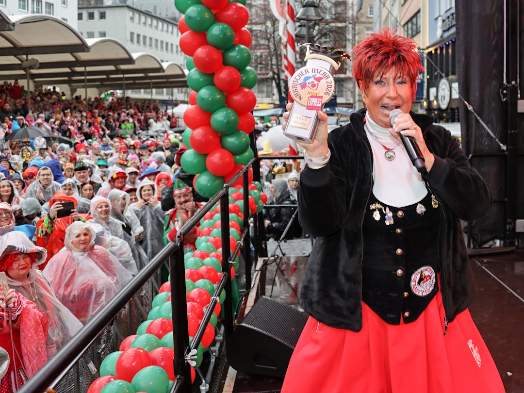 Marita Köllner zeigt ihren Närrischen Oscar.