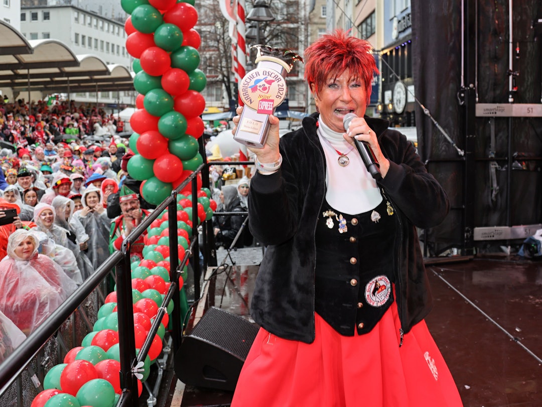 Marita Köllner zeigt ihren Närrischen Oscar.