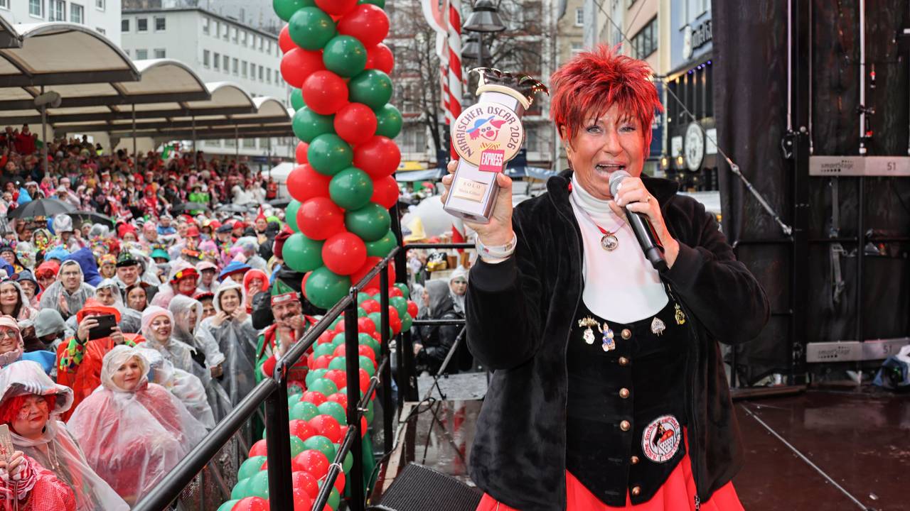 Marita Köllner zeigt ihren Närrischen Oscar.