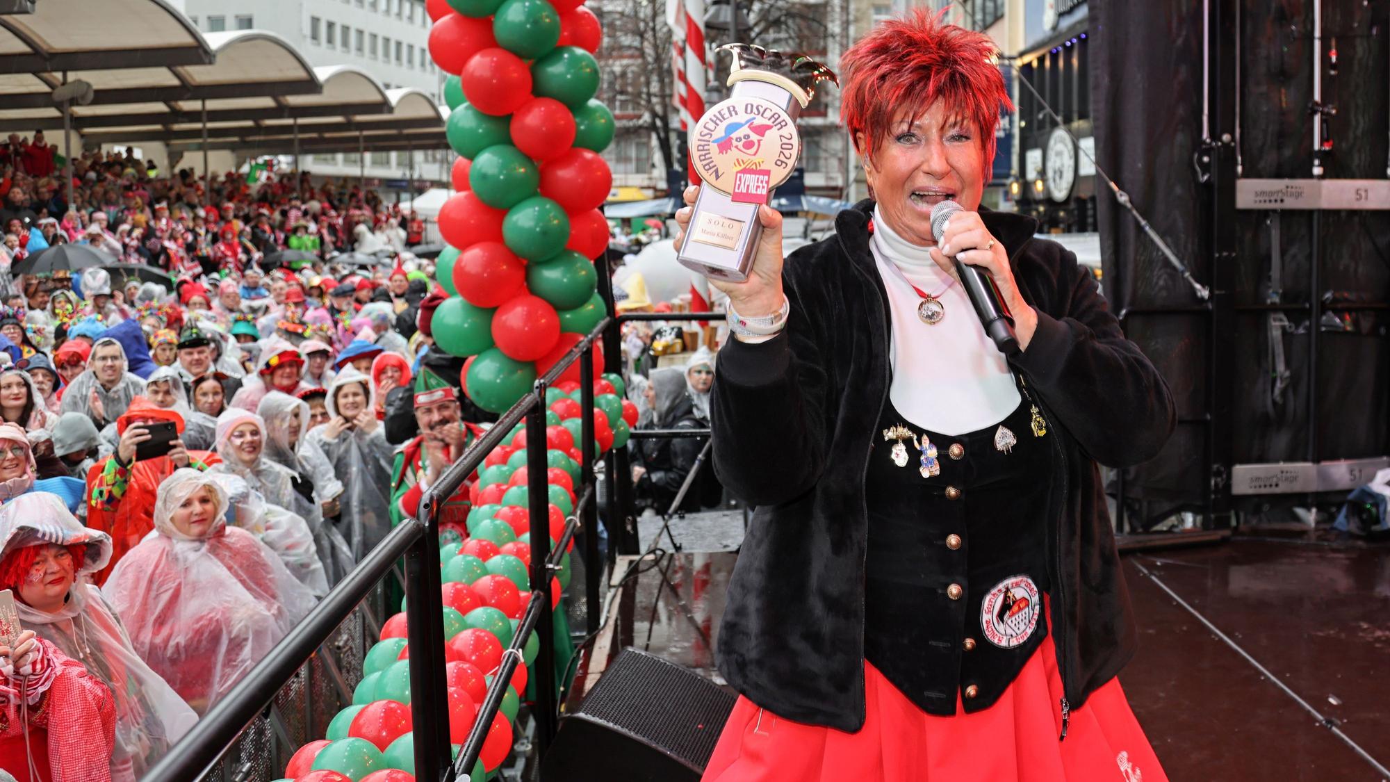 Marita Köllner beim Auftritt auf der Bühne.