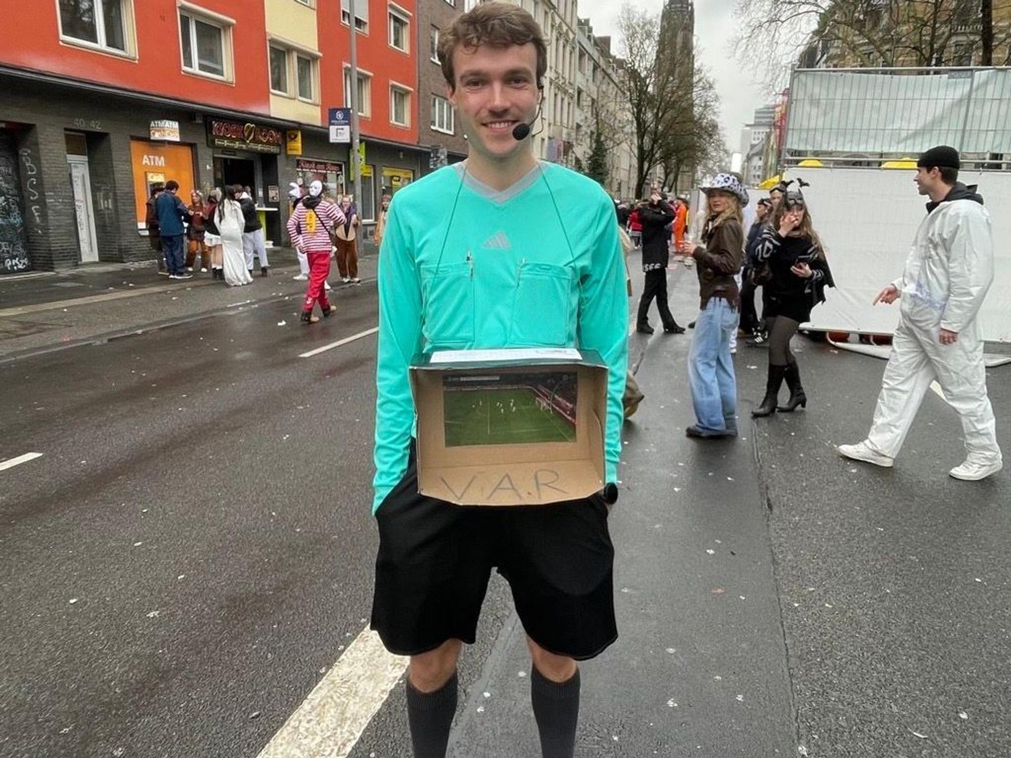 Luis aus dem Münsterland geht als Videoschiedsrichter.