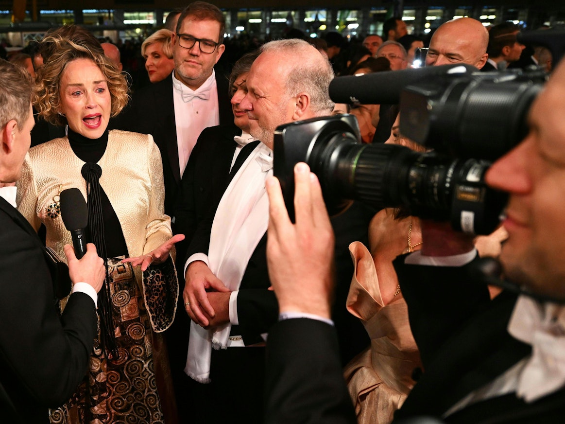 Sharon Stone wird interviewt und gefilmt.