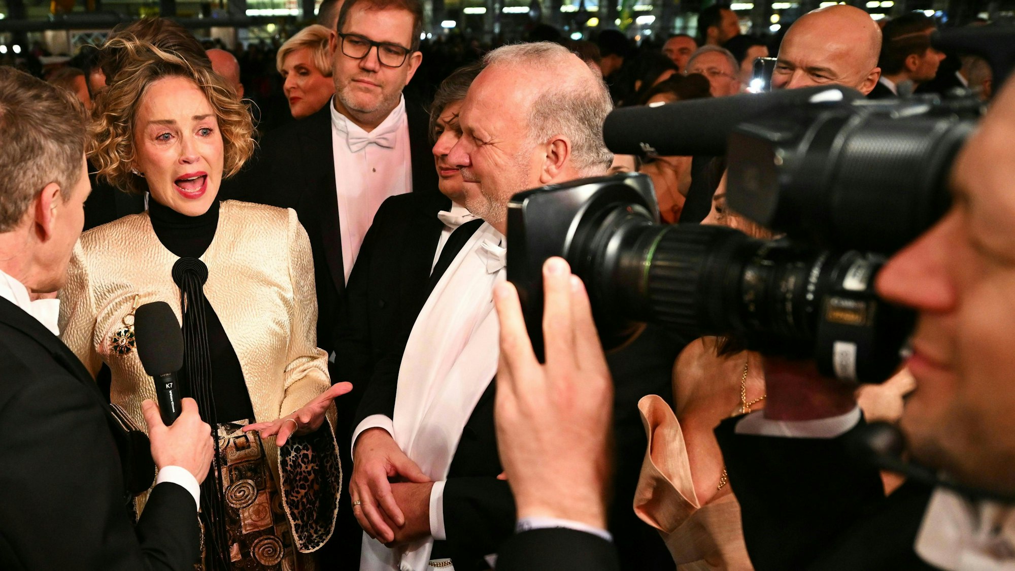 Sharon Stone wird interviewt und gefilmt.