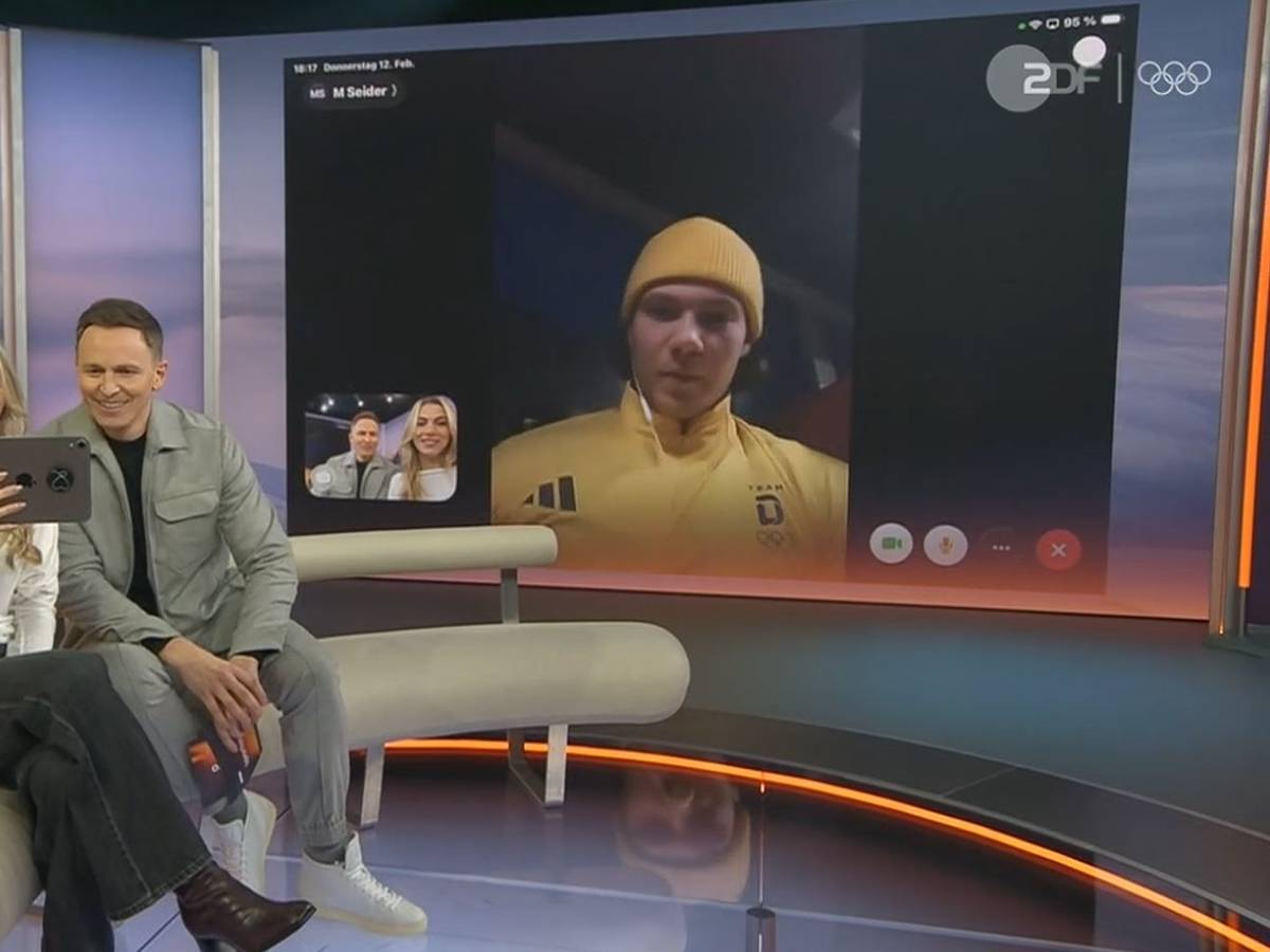 Anna Seidel und Jochen Breyer sprechen per Videocall mit einem Tablet mit Moritz Seider.
