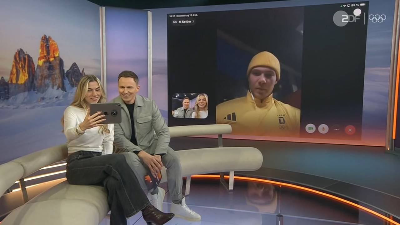 Anna Seidel und Jochen Breyer sprechen per Videocall mit einem Tablet mit Moritz Seider.
