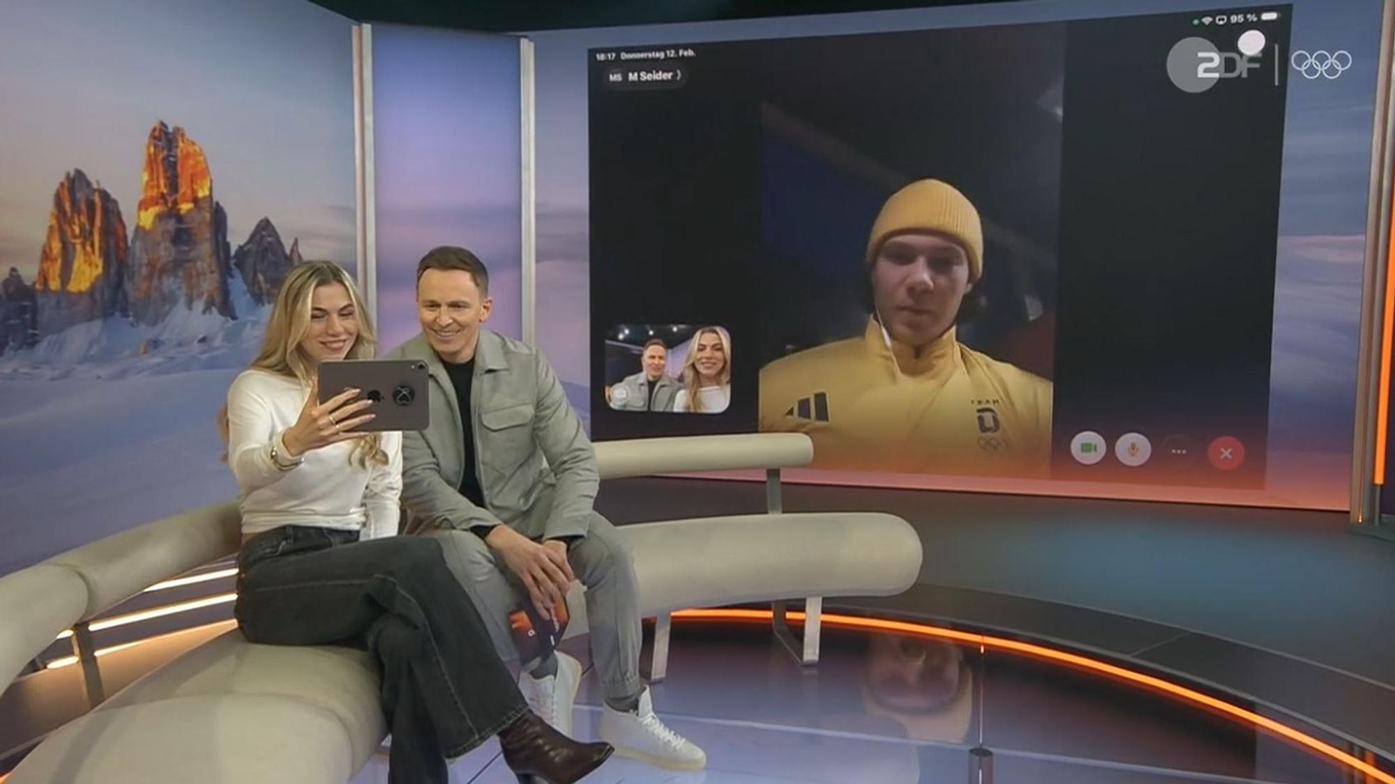 Anna Seidel und Jochen Breyer sprechen per Videocall mit einem Tablet mit Moritz Seider.